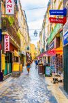 Un vicolo del centro storico di Narbona (Francia) con negozi di souvenir e ristoranti - © trabantos / Shutterstock.com