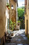 Un vicolo del centro storico di Scansano in Toscana. ...