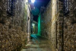 Un vicolo della città medievale di Baeza, Spagna, by night. E' stata la prima località interamente riconquistata da Isabella la Cattolica a scapito del regno arabo.
