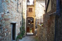 Un vicolo della cittadina medievale di Anghiari, Toscana. Questa località ha un aspetto deliziosamente medievale con un intricato andirivieni di salite e discese.
