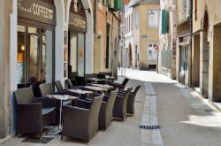 Un vicolo di Auch con i tavoli e le sedie nel dehor di un ristorante, Francia - © Oleg_Mit / Shutterstock.com