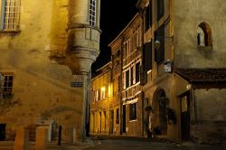 Un vicolo di Bergerac (Francia) illuminato di notte.
