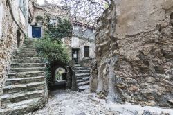 Un vicolo di Bussana Vecchia, Sanremo, Liguria. Questo borgo fantasma fu gravemente danneggiato da un terremoto che determinò l'evacuazione totale degli abitanti. Amministrativamente ...