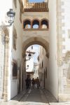 Un vicolo fra Palazzo Maricel e il museo Cau Ferrat nella cittadina mediterranea di Sitges, Spagna - © Pilar Andreu Rovira / Shutterstock.com