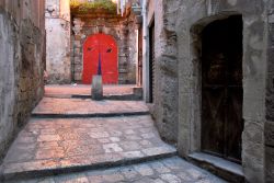 Un vicolo nel Borgo Vecchio di Taranto, Puglia - © alessandro pinto / Shutterstock.com