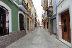 Un vicolo nel centro storico di Cullera, provincia di Valencia, Spagna. La cittadina ospita importanti testimonianze del passato.
