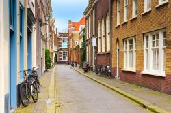 Un vicolo nel centro storico di Den haag, Olanda, con le immancabili biciclette.

