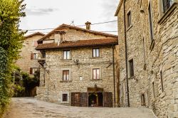 Un vicolo nel centro storico di Palazzuolo sul Senio, Toscana - © GoneWithTheWind / Shutterstock.com