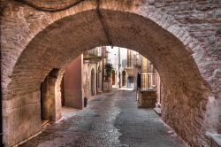 Un vicolo nel centro storico di Palo del Colle, Puglia. Siamo a meno di 15 chilometri da Bari, sul primo gradino delle Murge. Passeggiando per questa graziosa località è facile ...
