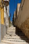 Un vicolo nel centro storico di Tortosa, provincia di Tarragona, Spagna. Siamo nella comunità autonoma della Catalogna: Tortosa si adagia lungo una vallata che si snoda a fianco del fiume ...