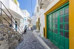 Un vicolo nel centro storico di un villaggio sull'isola di Kalymnos, Grecia.

