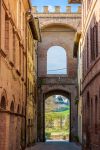 Un vicolo nel centro storico medievale di Buonconvento, Toscana. A partire dal XII° secolo, questo borgo è diventato un importante luogo di mercato grazie anche alla posizione lungo ...