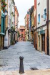 Un vicolo nel vecchio quartiere dei pescatori di Gijon, Spagna: questa zona è nota come Cimadevilla - © Kevin Hellon / Shutterstock.com