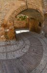Un vicolo nella città medievale di Spello, Umbria. Da notare la caratteristica pavimentazione in mattoni, pietra e cemento.
