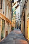 Un vicolo nella città storica di Reggio Emilia, Emilia Romagna. Piazze e portici sono parte integrante del centro cittadino.



