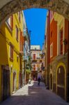 Un vicolo stretto del centro storico di Bari, Puglia.
