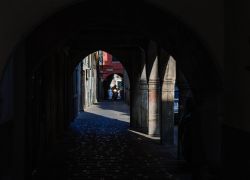 Un vicolo stretto e in penombra nella città di Chioggia, Veneto, Italia.

