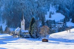 Un villaggio di montagna vicino a Oberstdorf (Germania) in inverno dopo un'abbondante nevicata.
