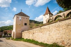 Un villaggio sassone con la chiesetta fortificata a Biertan, Romania. Questo Comune di circa 3 mila abitanti si trova nel distretto di Sibiu, nella storica regione della Transilvania - © ...