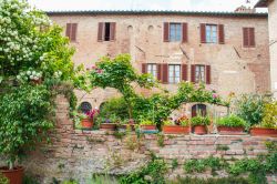 Una antica abitazione nel centro storico di Buonconvento, Toscana. Crocevia di culture e tradizioni che periodicamente prendono vita nei quattro quartieri che costituiscono il centro all'interno ...