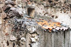 Un'antica abitazione nel centro storico di Oliena, Sardegna.