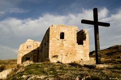 Una antica chiesa con croce di legno a Palma di Montechiaro, costa sud della Sicilia - © luigi nifosi / Shutterstock.com