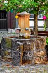 Una antica fontana in una piazzetta di Alsfeld in Germania (Assia)