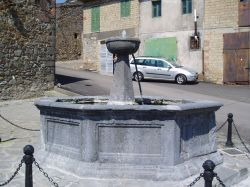 L'antica fontana ducale nel centro di Latera nel Lazio - © CC BY-SA 2.5, Wikipedia