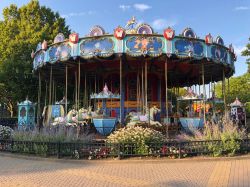 Una antica giostra per bambini nel parco tematico Walibi a Wavre, Belgio - © DDH_image / Shutterstock.com