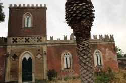 Una antica villa di Ragalna, il borgo sulle pendici dell'Etna in Sicilia. - © Norbachov / Shutterstock.com