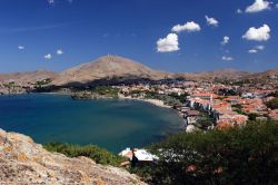 Baia sull'isola di Lemnos, Grecia - Una bella insenatura costiera lambita dalle acque dell'Egeo su cui si affacciano palazzi e vegetazione © Miroslav Hladik / Shutterstock.com