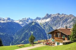 Una baita in attività in estate a Sankt Anton am Arlberg