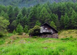 Una baita in legno sulle montagne di Terento in Alto Adige