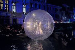 Una ballerina danza in una sfera di cristallo illuminata al carnevale di Venezia (Veneto) 2019 - © Gentian Polovina / Shutterstock.com