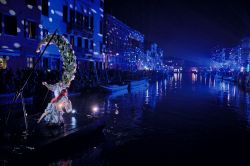 Una ballerina danza su una barca lungo i canali di Venezia (Veneto): si tratta della cerimonia notturna di apertura dei festeggiamenti di carnevale - © Gentian Polovina / Shutterstock.com ...