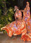 Una ballerina di sèga, la danza degli schiavi - una ballerina in abiti tipici balla la sèga, una danza affascinante le cui origini risalgono a quando Mauritius era una colonia ...