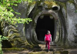 Una bambina "affronta" uno dei Mostri di Bomarzo, nel parco di Villa Orsini - © ValerioMei / Shutterstock.com 