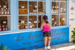 Una bambina guarda la vetrina di un negozio di souvenir a Ramatuelle, Var, Francia - © Juergen Wackenhut / Shutterstock.com