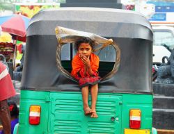 Una bambina seduta sul taxi del papà a Colombo, Sri Lanka. Il tuk-tuk è un popolare mezzo di trasporto asiatico sia per gli abitanti che per i turisti - © Natalia Davidovich ...