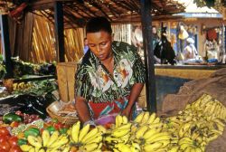 Una bancarella di frutta al mercato di Kampala, Uganda: questo paese è uno dei più poveri al mondo - © Pecold / Shutterstock.com