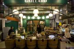 Una bancarella di olive a Les Halles Market, il mercato coperto di Narbona (Francia) - © david muscroft / Shutterstock.com
