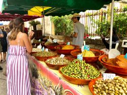 Una bancarella di olive e altri prodotti tipici al mercato di Monpazier, Francia - © Cmspic / Shutterstock.com