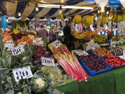 Una bancarella di ortaggi in un mercato al coperto a Abergavenny, Galles, UK - © david muscroft / Shutterstock.com