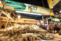 Una bancarella di pesce al mercato di street food a Hua Hin, provincia di Prachuap Khiri Khan, Thailandia - © Virojt Changyencham / Shutterstock.com