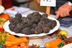 Una bancarella di vendita del tartufo nero durante la Fiera di Calestano in Enilia-Romagna