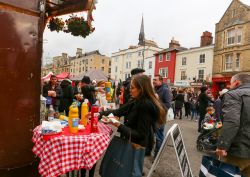 Una bancarella per la vendita di salsicce in Broad Street a Oxford, Inghilterra (UK). E' uno dei tanti stand allestiti durante le festività natalizie - © MarjanCermelj / Shutterstock.com ...