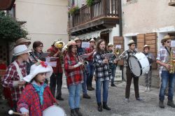 Una banda nel centro di Combai durante la Sagra delle Castagne - © life_in_a_pixel / Shutterstock.com