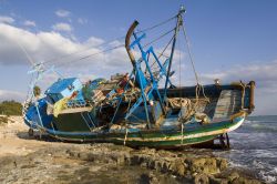 Una barca abbandonata sulla costa della Marina di Pozzallo in Sicilia