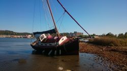 Una barca affondata sulle rive di La Seyne-sur-Mer, Provenza, Francia.

