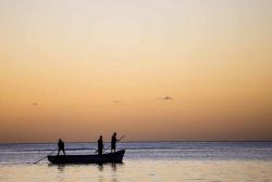 Una barca al tramonto nella laguna di Mont Choisy, Mauritius (Oceano Indiano) - © isogood / Shutterstock.com